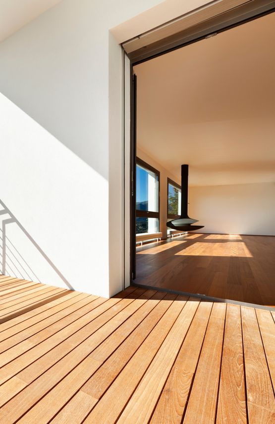 Interior de vivienda con suelo de madera 